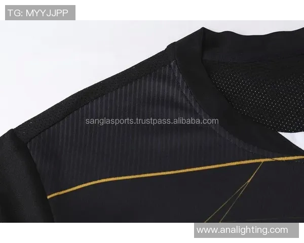 足球明星黑色衬衫女生的时尚魅力与运动精神完美结合的独特风格解析